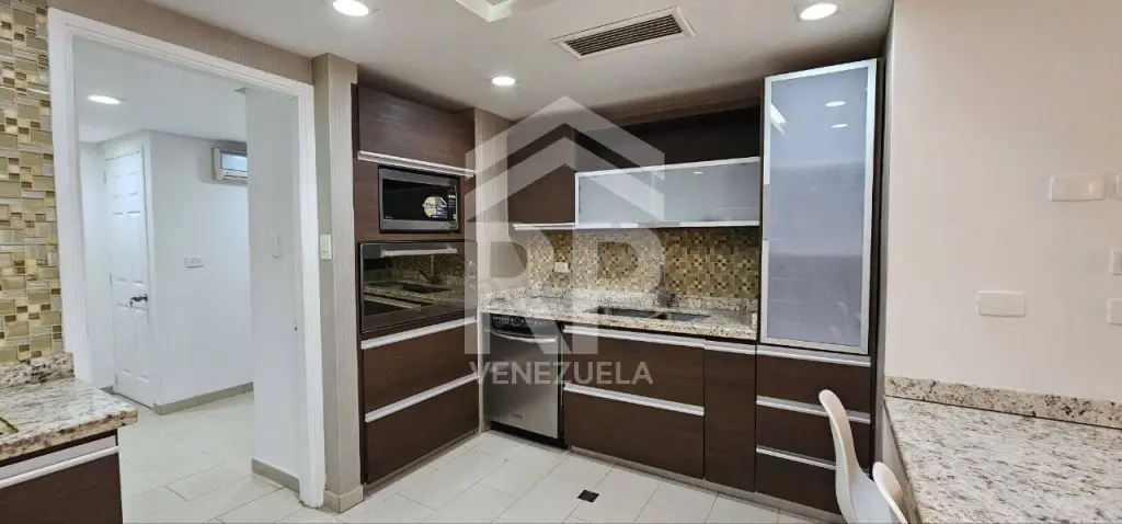PLA-022 Apartamento en Alquiler en el Sector La Lago, Maracaibo