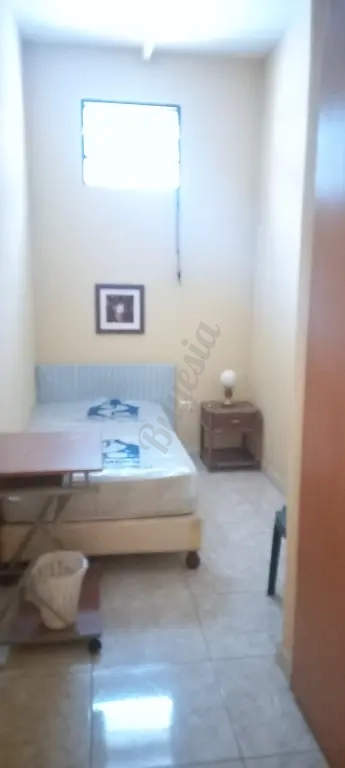 Se alquila habitación amoblada solo a Caballeros
