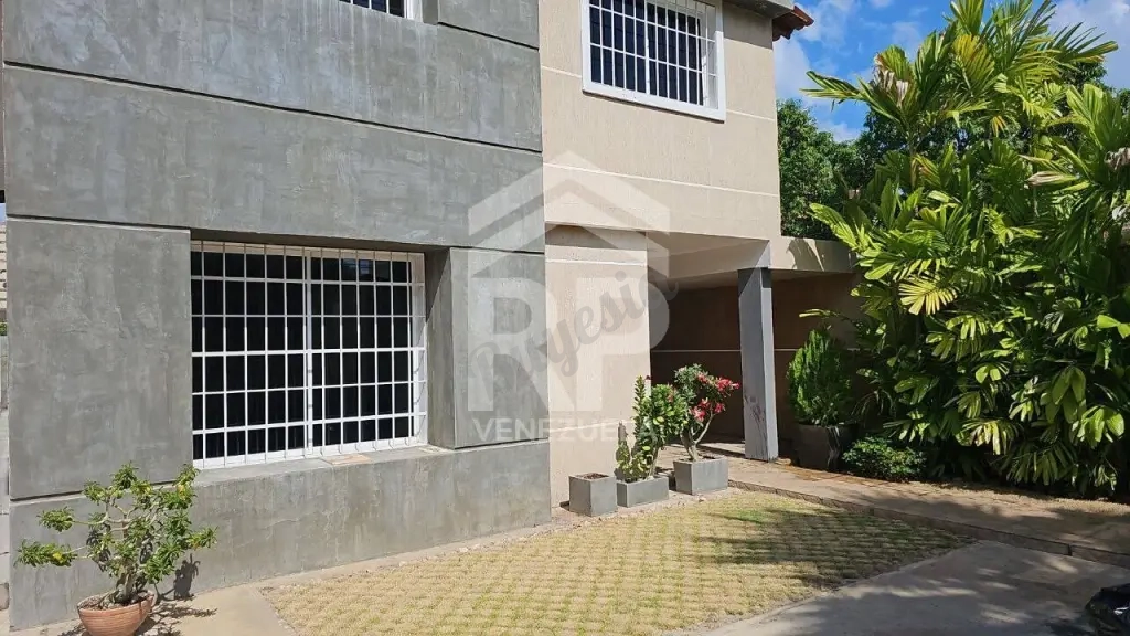 CASA EN VENTA EN SECTOR ZAPARA 2 CON SANTA RITA MARACAIBO