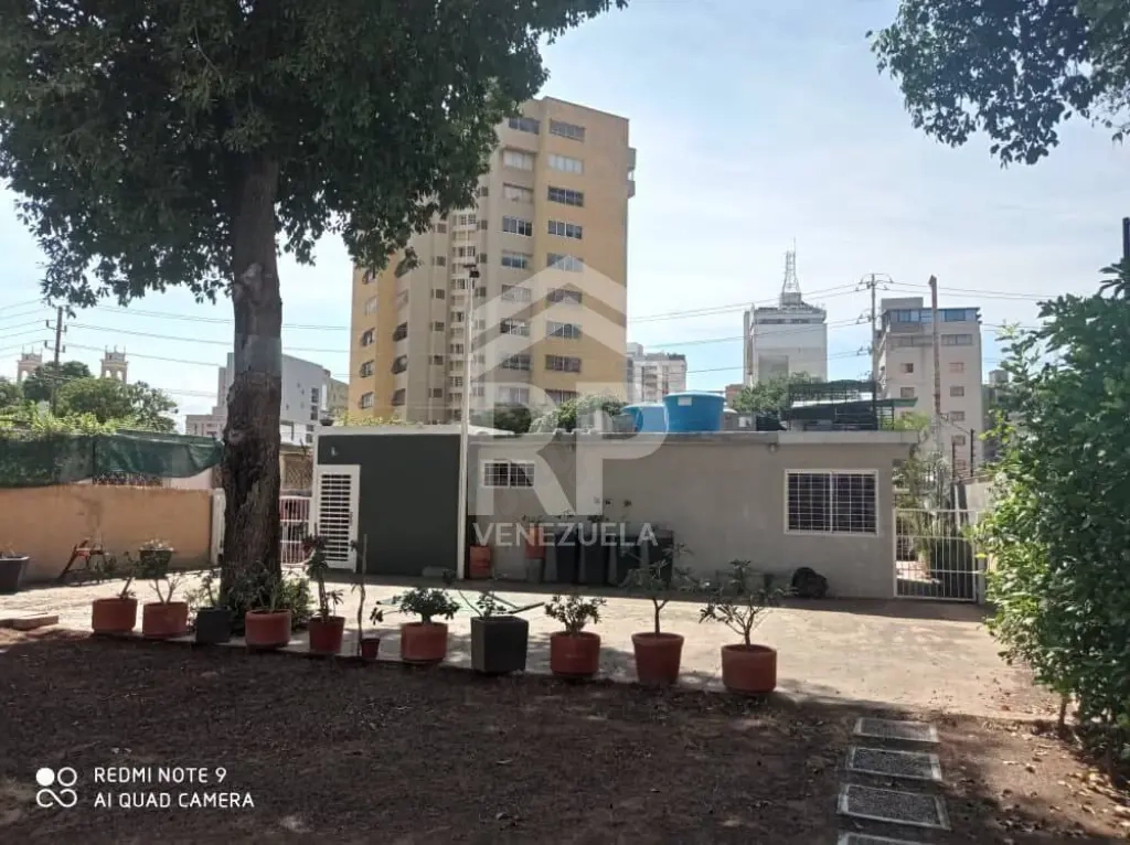 PLC-013 Casa Comercial en Venta o Alquiler en el Sector La Lago, Maracaibo