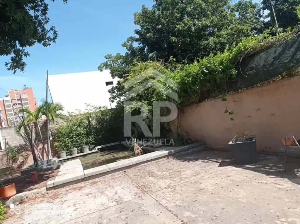 PLC-013 Casa Comercial en Venta o Alquiler en el Sector La Lago, Maracaibo