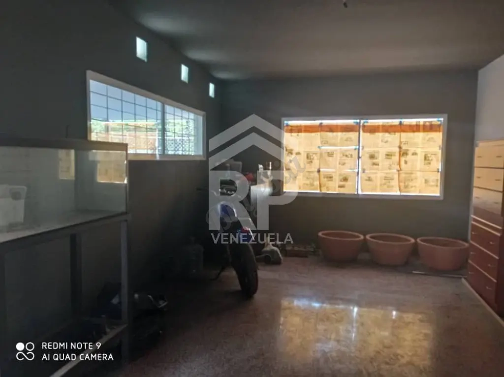 PLC-013 Casa Comercial en Venta o Alquiler en el Sector La Lago, Maracaibo