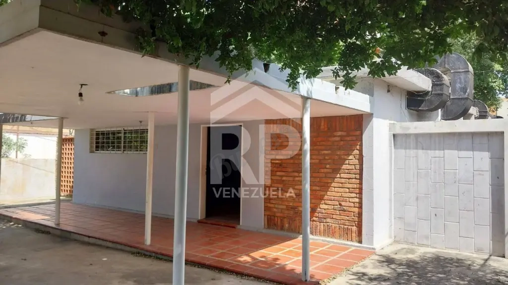 PLC-013 Casa Comercial en Venta o Alquiler en el Sector La Lago, Maracaibo
