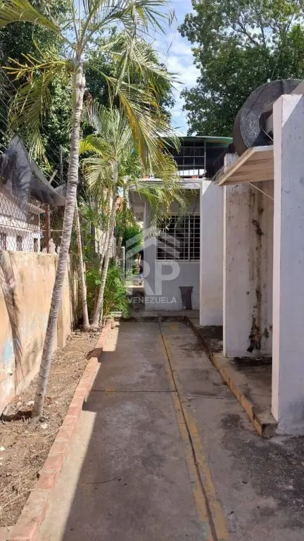 PLC-013 Casa Comercial en Venta o Alquiler en el Sector La Lago, Maracaibo
