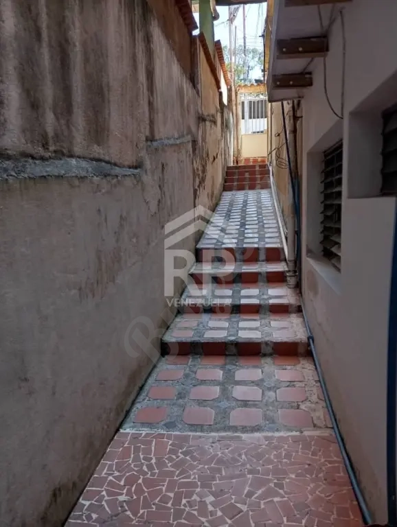 COA-001 APARTAMENTO CON SOLAR EN VENTA EN AV. GUAYANA