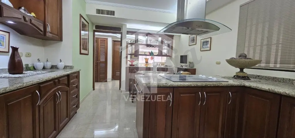 PLA-024 Apartamento en Venta en el Sector La Lago, Maracaibo